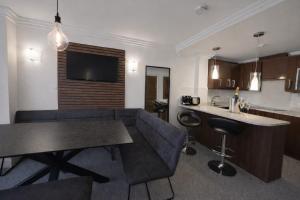 Sandbanks Stay, sleeps 12, beach, outdoor bbq, parking