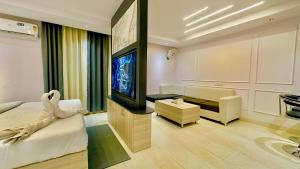 Aura Stays by Rooms N Views
