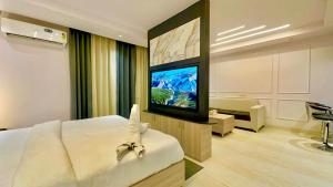 Aura Stays by Rooms N Views