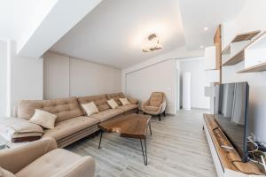 Rooftop Apartment with Private Pool by PikHost