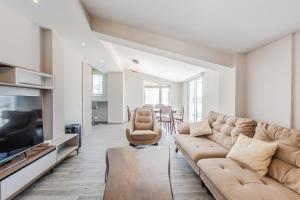 Rooftop Apartment with Private Pool by PikHost