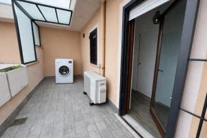 Attico Luminoso con Terrazzo e Parcheggio Gratuito