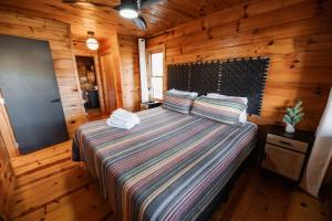 Quiet Spring Escape 2 Kings Hot Tub Private Mountain Views Pets OK