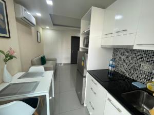 Cozy Condo with Swimming Pool, Gym, Sauna, Great Location, Near Beach, Easy Transport - Guest Friendly