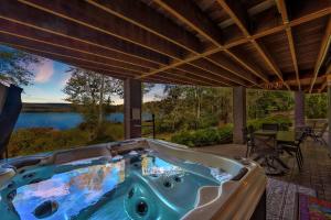 Lakefront Sunsets, Hot Tub, Pool Table, Kayaks