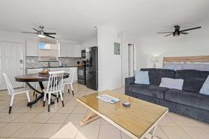 Penthouse Views - Steps From the Shore 2001