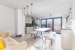 Charming 2BDR Home 25mins to Central London