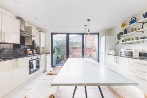 Charming 2BDR Home 25mins to Central London