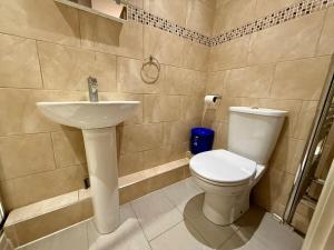 Close to Town Centre Studio Flat with Free Parking