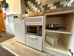 Close to Town Centre Studio Flat with Free Parking