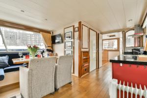 Authentic houseboat Amalia