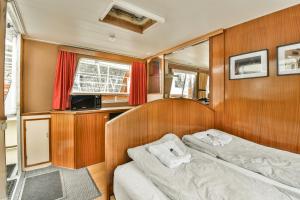 Authentic houseboat Amalia