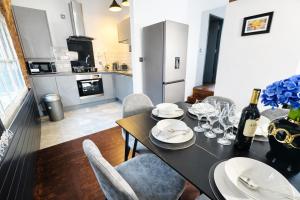 City Centre Apt - Sleeps 6, Parking, Shops & Trains