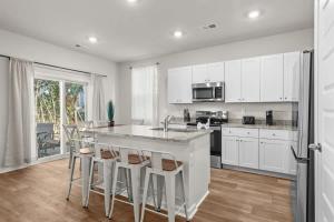 New Luxury Home Pet Friendly 2 Miles to Beach