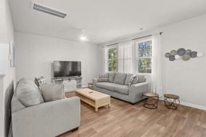 New Luxury Home Pet Friendly 2 Miles to Beach