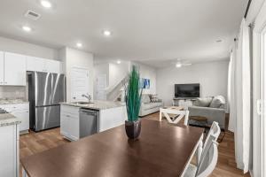 New Luxury Home Pet Friendly 2 Miles to Beach