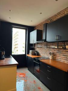 Renovated 2-room apartment Sleeps 4 Tram and shops nearby