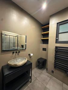 Renovated 2-room apartment Sleeps 4 Tram and shops nearby