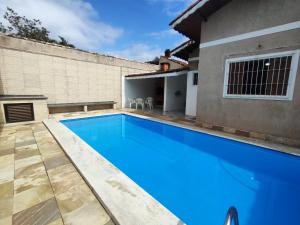 Casa Grande com piscina e churrasqueira a 400m da praia