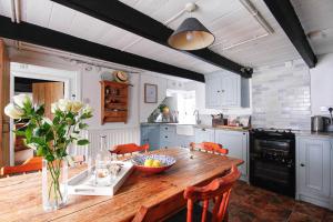 Crotchet Cottage near sandy beach at Porthbeor