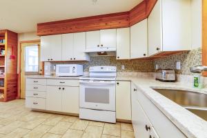 Jessea - Corolla, Ocean Sands, Oceanfront, Ocean Views, Private Walkway to Beach, Pool, Hot Tub