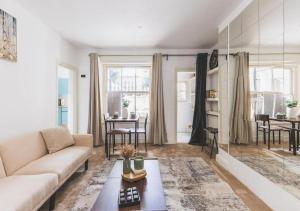 Sleeps 5 Kensington Garden Flat, 4 Mins To Station!