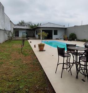 Casa com piscina proximo ao mar e ao Beto Carrero