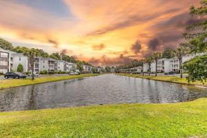 1st Floor Condo w Hot Tub & Pool King Bed W&D