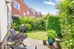 Chineham Town-House, Great for Group Get-Aways, Families & Contractors