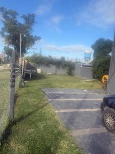 Alquilo casa por día a 10 cuadras del mar zona sur , 2 habitaciones cocina comedor baño entrada para auto , parrilla, para 6 personas