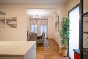 San Pedro 6 bedroom villa, heated pool, BBQ, WiFi