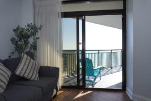 Beachfront Condo-Pools, Hot Tub, King Bed ,W&D