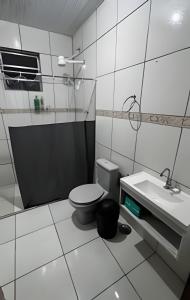 Refúgio aconchegante com garagem, ônibus e trem