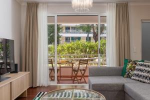 White House I Apartment with Garden View