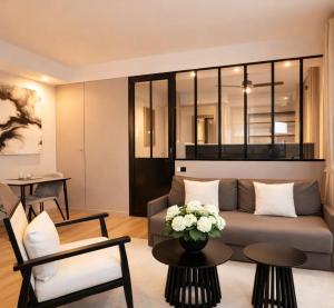 Champs-Elysées - Prestige apartment with lift avenue Matignon