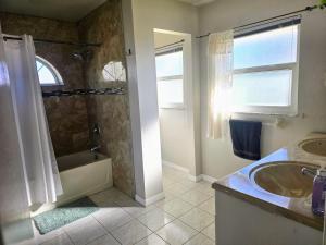 4 Bedroom Private Pool House - 5 Mi to Convention Center & 7 Mi to Disney