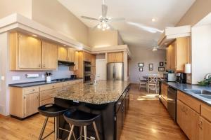 Breathtaking Lake Fernan Views & Cozy Comforts