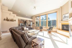 Breathtaking Lake Fernan Views & Cozy Comforts