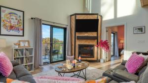 Smoky Mountain Cabin with Indoor Pool Hot Tub Views Dollys Dreamhouse by AvantStay