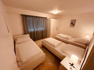 3 Room Apartment for up to 5 Guests Free WiFi Netflix Sky DAZN Disney Plus 1000 International TV Channels