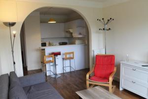 Pleasant Apartment South Paris