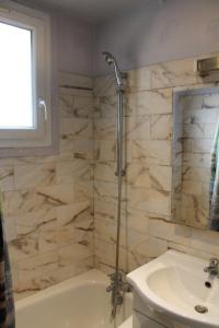 Pleasant Apartment South Paris