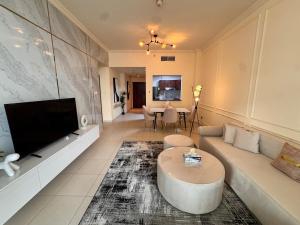 Skylux Bright 1BR with Canal Views & Extra Bed