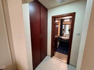Skylux Bright 1BR with Canal Views & Extra Bed