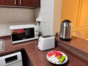 Skylux Bright 1BR with Canal Views & Extra Bed