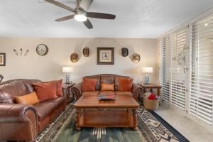 Walk to Old Town and Fashion Square, Condo with Patio!