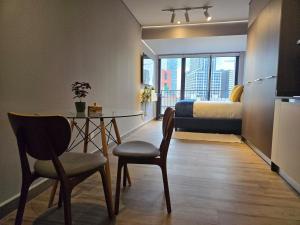 Balconied Peaceful Apt in High-rise with Amenities