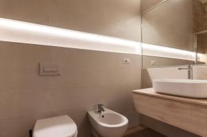 Youhosty - with AC, Metro Stop