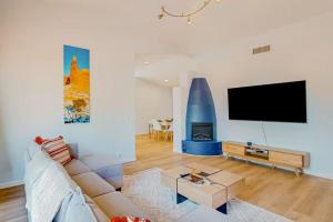 NEW! Relaxing Red Rock Retreat | Patios & Views