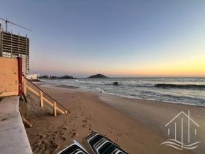 Promo-1BR-Pool-Beachfront-OXXO-Views-Sleeps 4